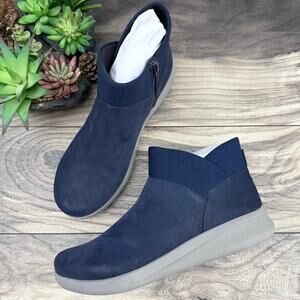 NEW Clarks Cloudsteppers Sillian 2.0 Dusk Navy 9.5M Comfort Ankle Booties Boots